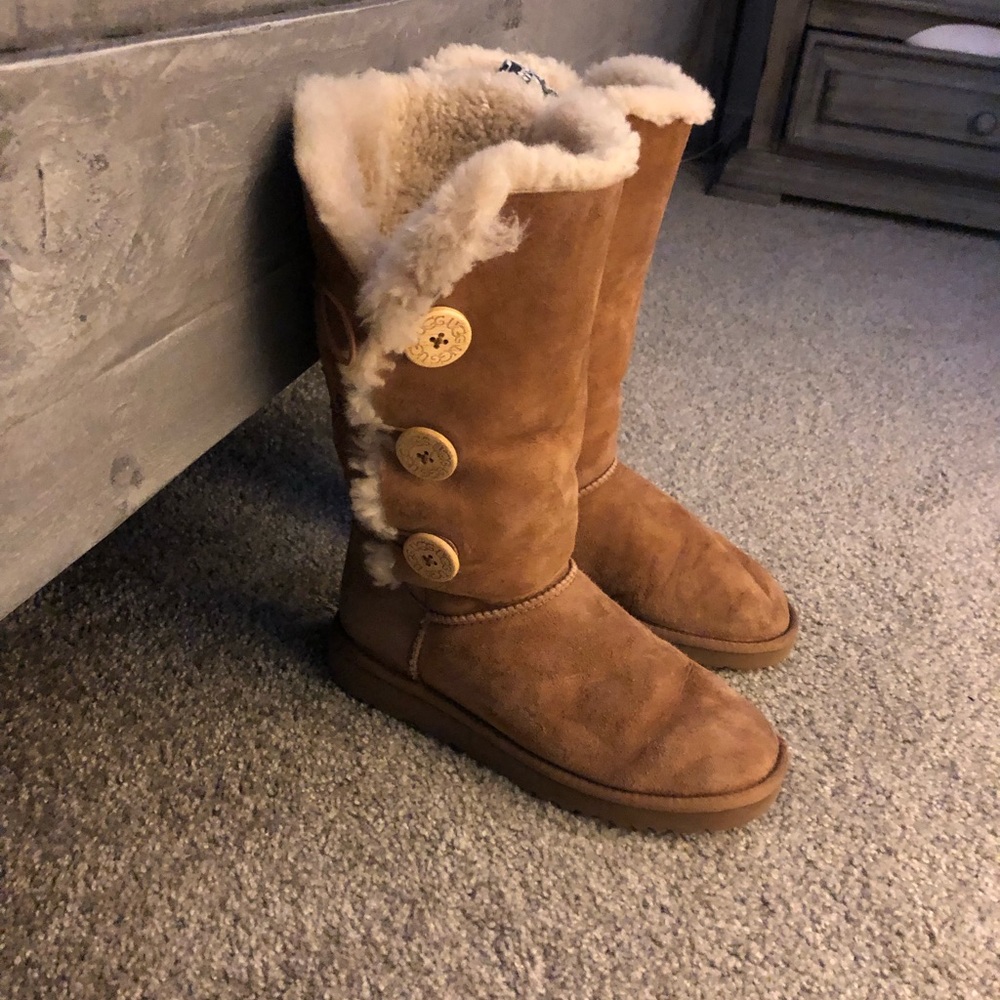 UGGS - Picture 3 of 4